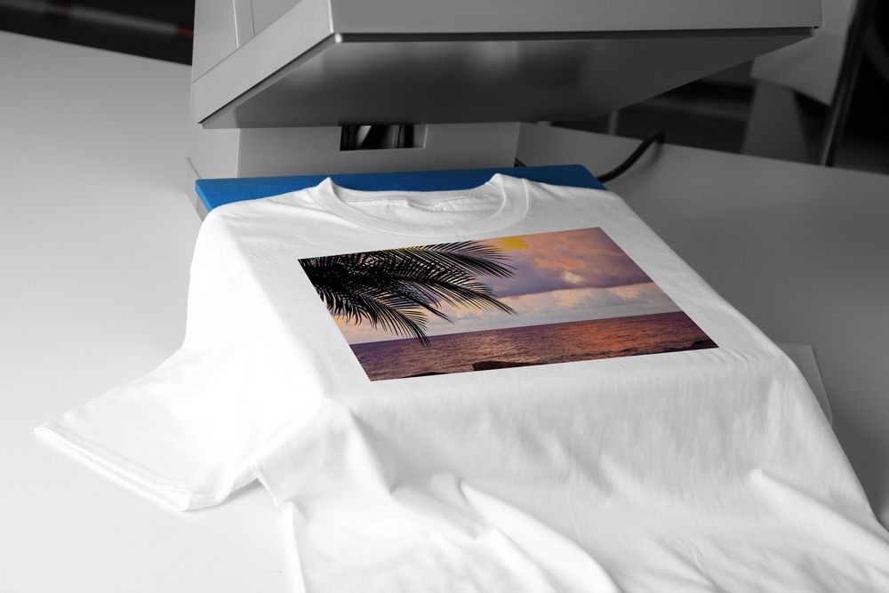 Bela majica sa fotografskim printom tokom procesa štampe na tekstilu