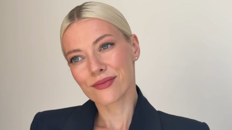Žena sa prirodnom dnevnom šminkom, naglašenim trepavicama i ružičastim usnama
