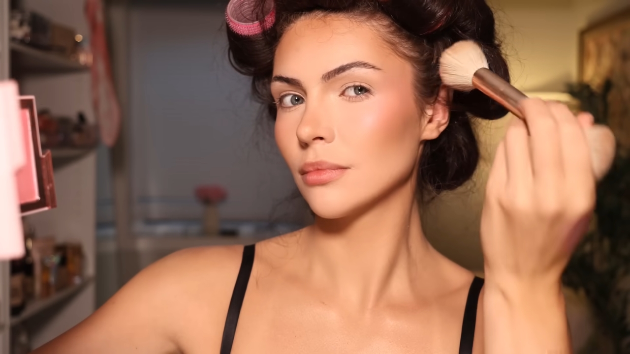 Žena nanosi rumenilo četkom za svež i prirodan dnevni izgled
